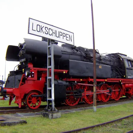 Campingplatz Zz_lokschuppen Pasewalk-erlebnisuebernachtung Im Schlafwagen *